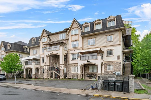 Exterior, Facade, Rowhouse