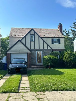 Attached, Exterior, Facade, Tudor Revival
