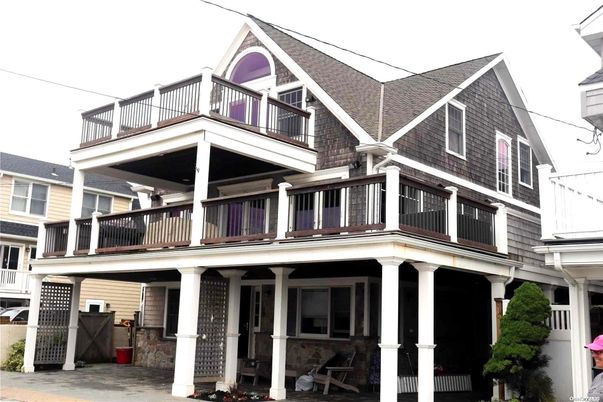 Exterior, Facade, Queen Anne Victorian