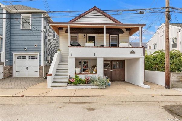 Attached, Exterior, Facade, American Foursquare