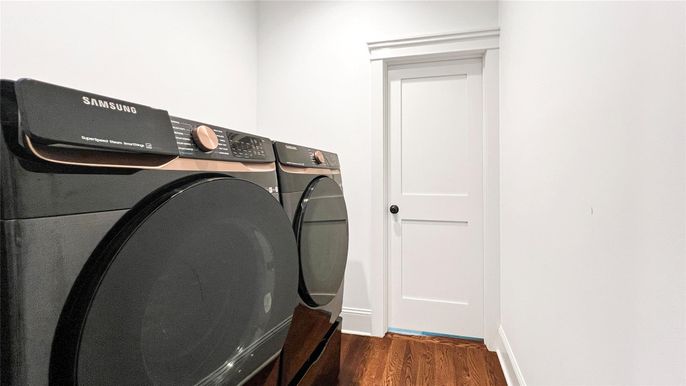 Interior, Washer, Wood Texture Flooring