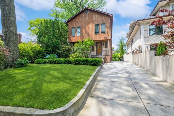 Backyard, Exterior, Facade, Raised Ranch