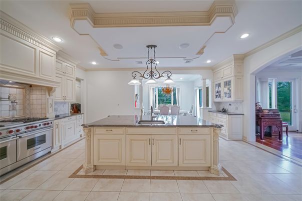 Chandelier, Dining room, Interior, Kitchen, Pendant Lights, Recessed Lighting, Stainless Steel Appliances
