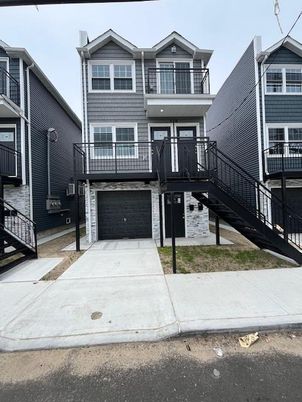 Attached, Exterior, Facade, Rowhouse