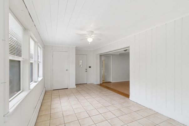 Empty room, Interior