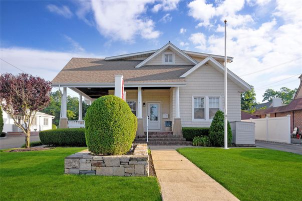 Exterior, Facade, American Craftsman