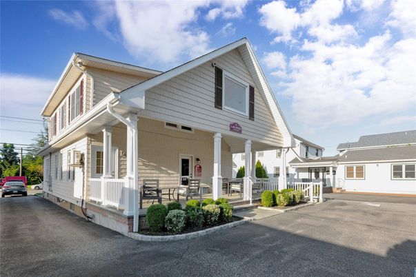 Exterior, Facade, Queen Anne Victorian