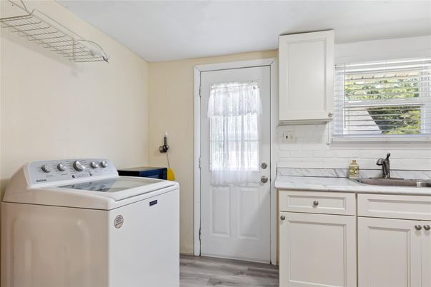 Interior, Washer, Wood Texture Flooring
