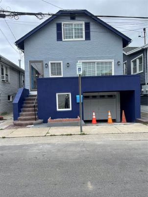 Attached, Exterior, Facade, Split Level
