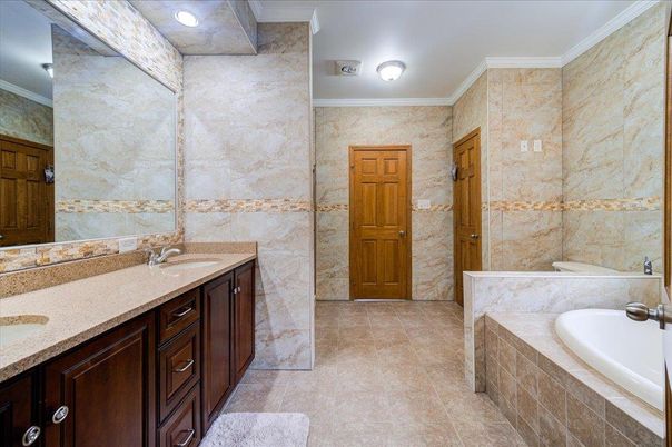Bathroom, Dual Sink Vanities, Interior, Recessed Lighting