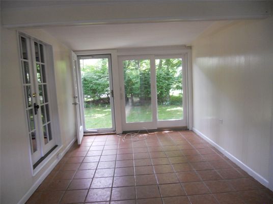 Empty room, Interior