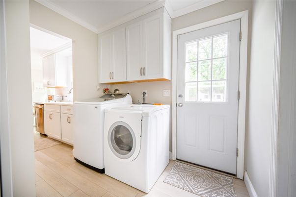 Interior, Washer, Wood Texture Flooring