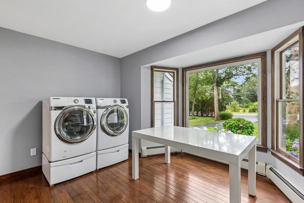 Interior, Recessed Lighting, Washer, Wood Texture Flooring