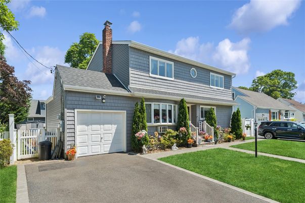 Attached, Exterior, Facade, Cape Cod