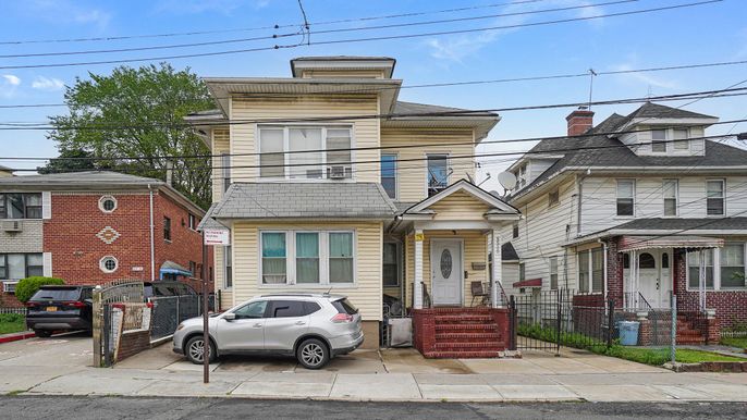 Exterior, Facade, American Foursquare