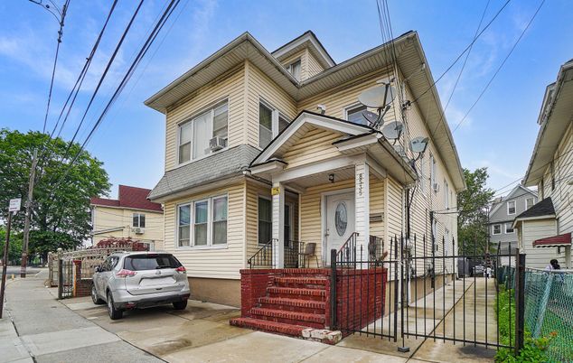 Exterior, Facade, Queen Anne Victorian