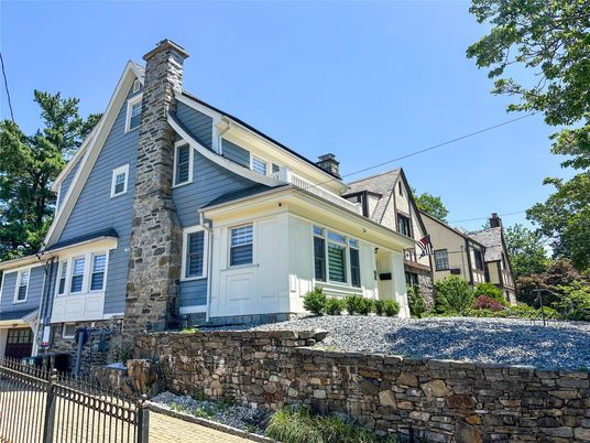 Exterior, Facade, Queen Anne Victorian