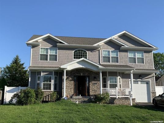 Attached, Exterior, Facade, American Craftsman