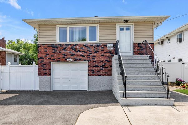 Attached, Exterior, Facade, Brick Facade, Raised Ranch