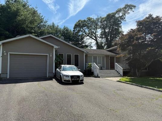 Attached, Exterior, Facade, Ranch