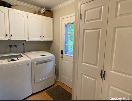 Interior, Washer, Wood Texture Flooring