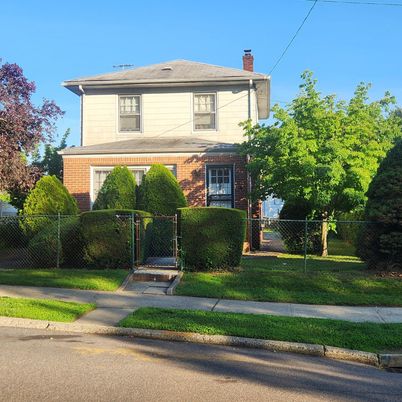 Exterior, Facade, Brick Facade, American Foursquare