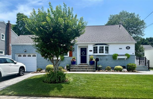 Attached, Exterior, Facade, Cape Cod