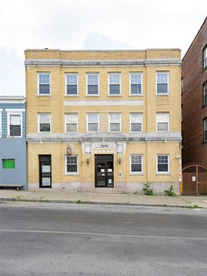 Exterior, Facade, Rowhouse