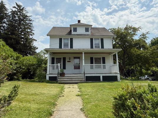 Backyard, Exterior, Facade, American Foursquare