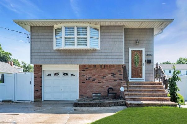 Attached, Exterior, Facade, Brick Facade, Raised Ranch