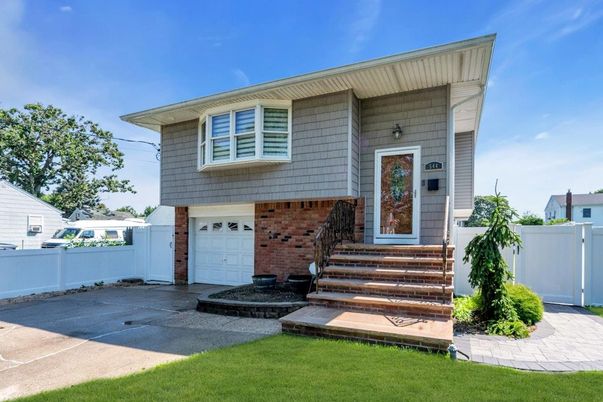 Attached, Exterior, Facade, Brick Facade, Raised Ranch