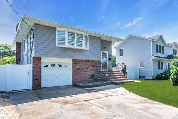 Attached, Exterior, Facade, Brick Facade, Raised Ranch