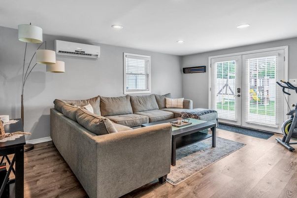 Fitness Equipment, Interior, Living room, Recessed Lighting, Wood Texture Flooring