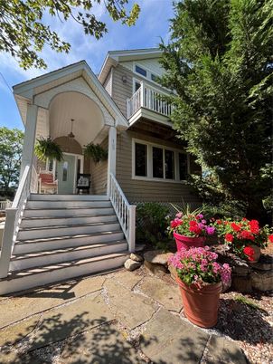 Exterior, Facade, Queen Anne Victorian
