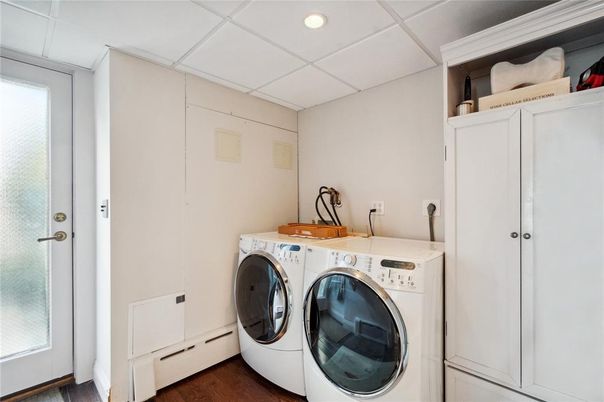Interior, Recessed Lighting, Washer, Wood Texture Flooring