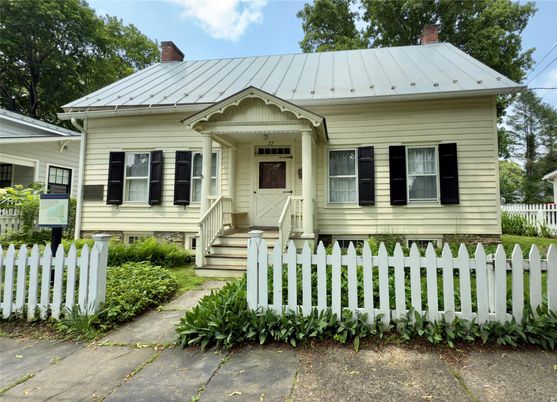 Exterior, Facade, Cape Cod