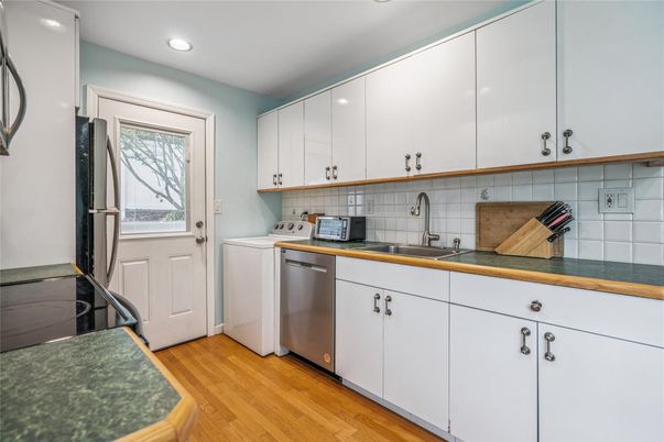 Interior, Recessed Lighting, Washer, Wood Texture Flooring