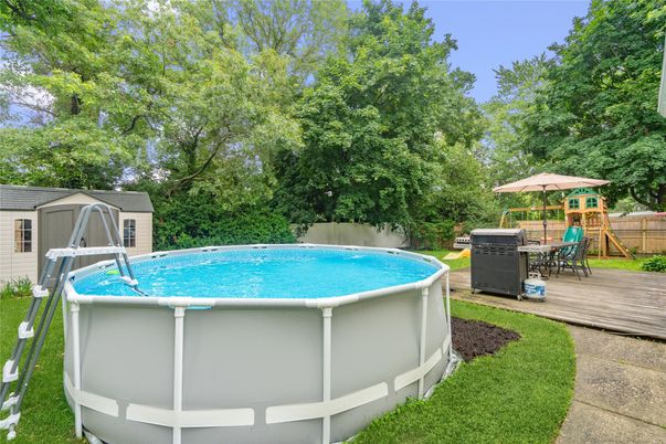 Exterior, Playground, Pool