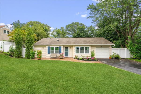 Attached, Exterior, Facade, Cape Cod