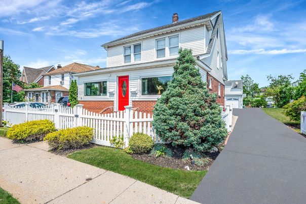 Exterior, Facade, American Foursquare