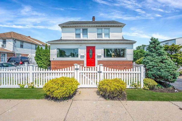 Exterior, Facade, American Foursquare