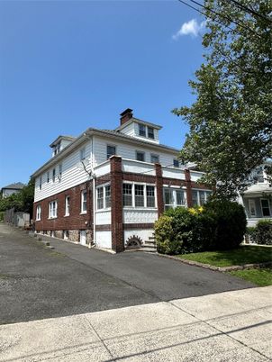 Exterior, Facade, Brick Facade, American Foursquare
