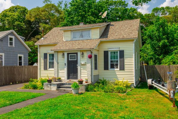 Exterior, Facade, Cape Cod