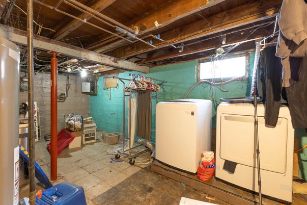 Interior, Washer, Wooden Beams