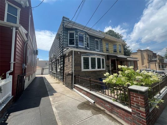 Exterior, Facade, Rowhouse