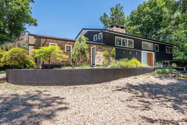 Exterior, Facade, Raised Ranch