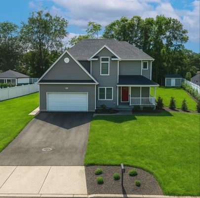 Attached, Exterior, Facade, American Craftsman