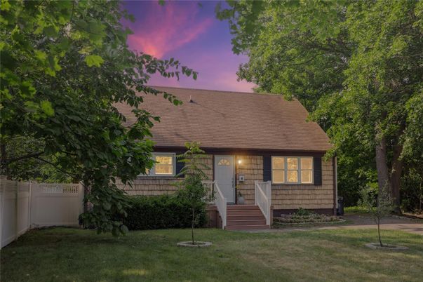 Exterior, Facade, Cape Cod