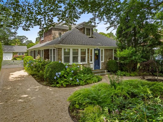 Exterior, Facade, Cape Cod