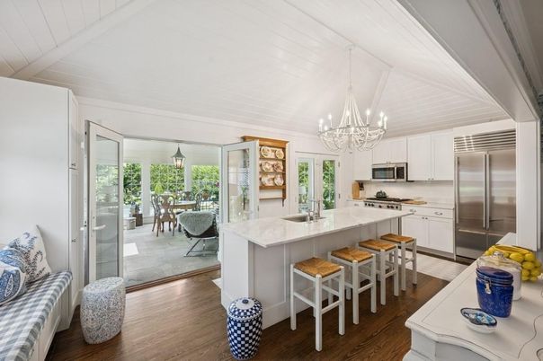 Chandelier, Dining room, Interior, Kitchen, Stainless Steel Appliances, Wood Texture Flooring